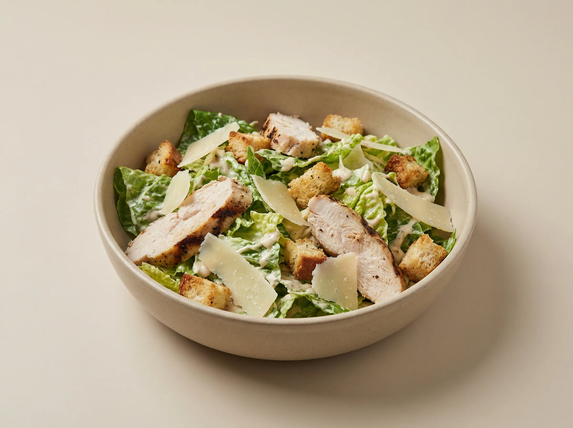 Цезарь с курицей и домашним соусом